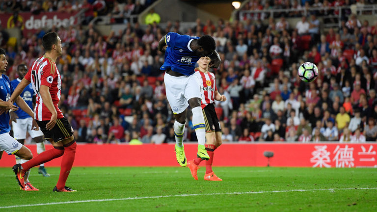 Romelu Lukaku heads Everton's first goal