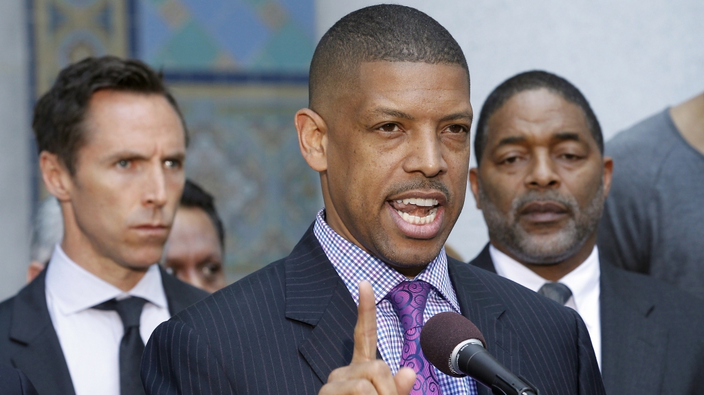 Sacramento mayor Kevin Johnson beats up man who threw pie in his face