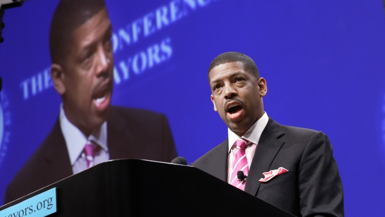 Sacramento Mayor Kevin Johnson hit in face with pie at event