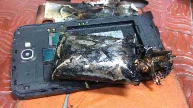 Samsung Note 2 catches fire inside Indigo flight