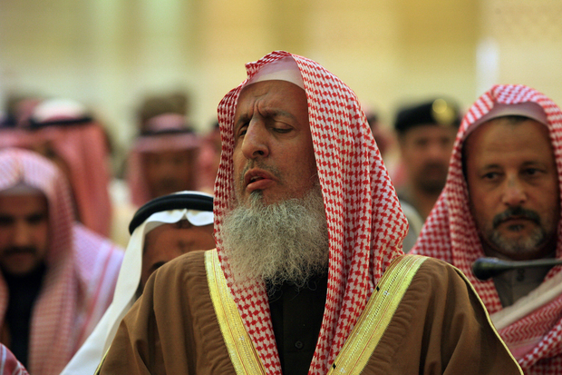 Saudi Arabia's Grand Mufti Sheikh Abdul Aziz al Sheikh leads a prayer on 6 February 2008