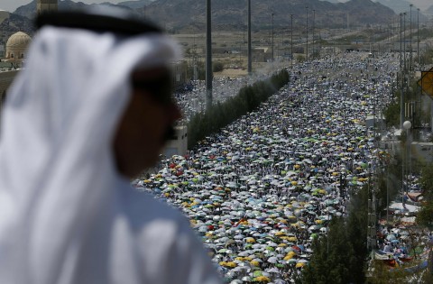 AP PHOTOS: Muslims gather for climax of hajj pilgrimage