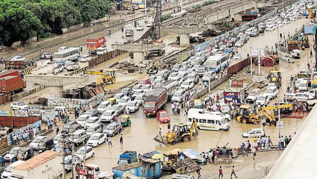 Snarls were seen at Hero Honda Chowk and Signature Tower on the main carriageway of the expressway