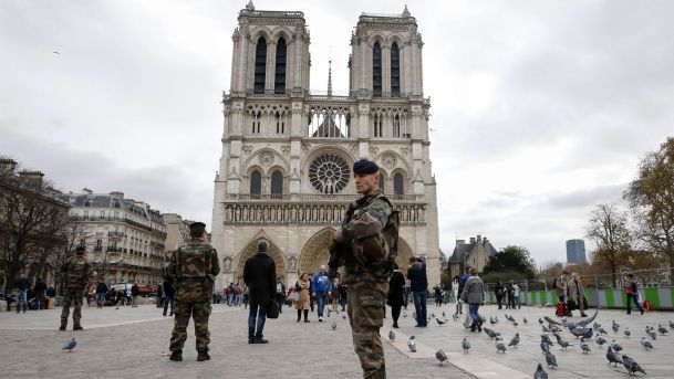 Soldiers in front of the Notre Dame