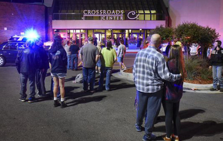 Off-duty police officer kills man who stabbed eight at Minnesota shopping centre