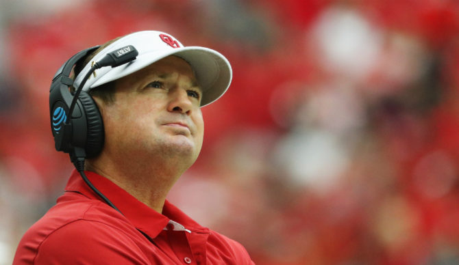 Sooners coach Bob Stoops on the sideline against Houston Cougars