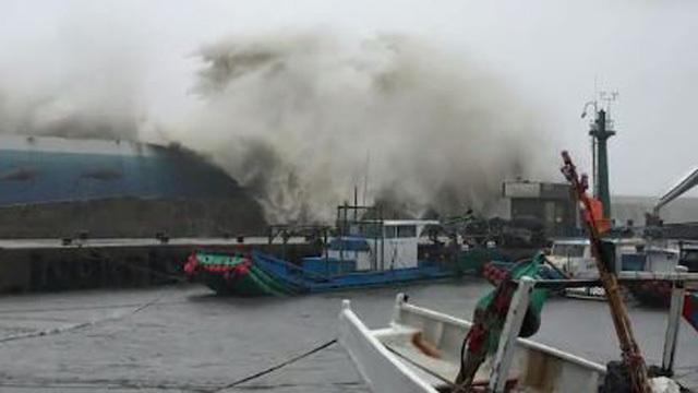 Typhoon batters Taiwan barrels into mainland China