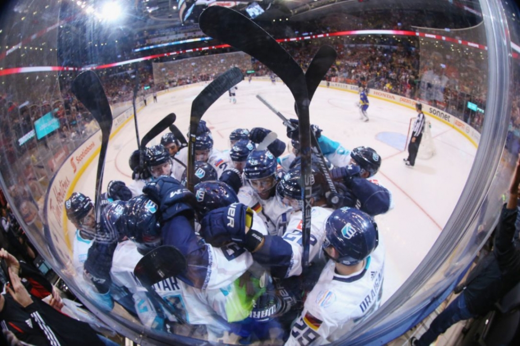 Europe celebrates Tomas Tatar's overtime goal in 3-2 over Sweden in their World Cup of Hockey semifinal