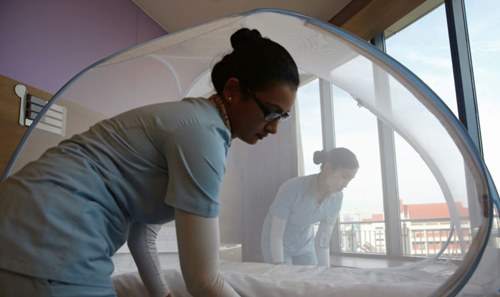 Nurses set up a mosquito tent over a hospital bed as part of a precautionary protocol for patients who are infected by Zika at Farrer Park Hospital in Singapore on Sept. 2 2016. /Reuters