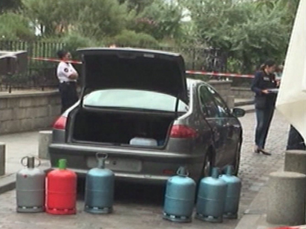 Car filled with gas cylinders found outside synagogue in Marseilles