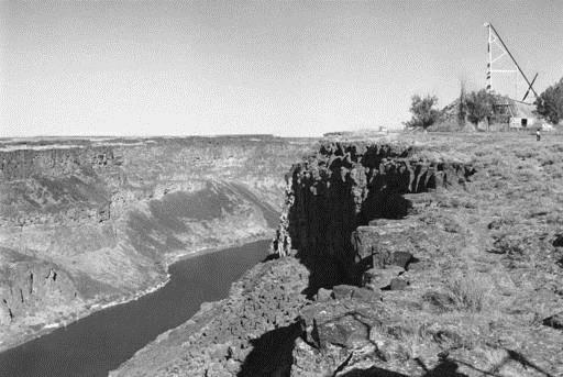 Daredevil successfully powers rocket over Snake River Canyon