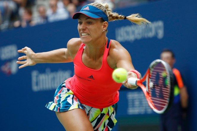 Tied 1-1 and 30-30 in the third of the final frame A left-handed forehand allows Angelique Kerber to go ahead of Karolina Pliskova