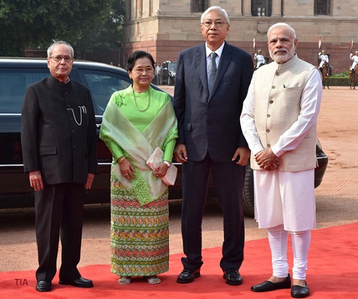 The President of Myanmar Mr. Htin Kyaw being received by the President Shri Pranab Mukherjee and the Prime Minister Shri Narendra Modi at the Ceremonial Reception at Rashtrapati Bhavan in New Delhi