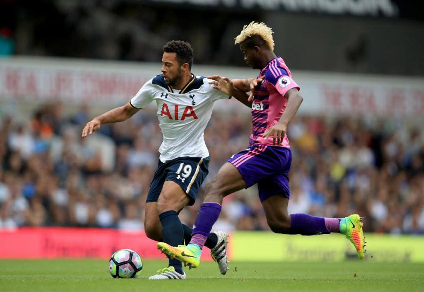 Sunderland's Didier Ndong right and Tottenham Hotspur's Mousa Dembele in action during their English Premier