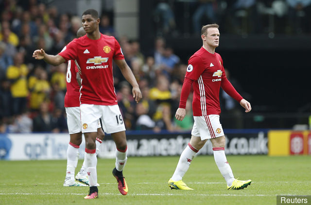 Manchester United's Marcus Rashford and Wayne Rooney look dejected after the game