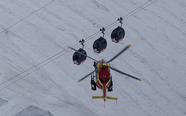 110 people stuck on cable cars in French Alps