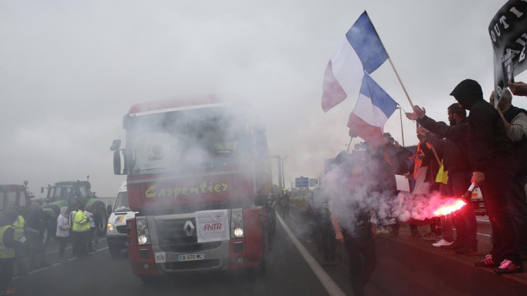 Truck drivers and farmers call for the dismantling of the Jungle refugee camp in a French port