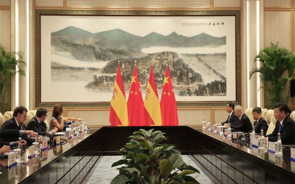 Spain's Prime Minister Mariano Rajoy listens to China's President Xi Jinping during their meeting on the sidelines of the G20 Summit at the West Lake State Guest House in Hangzhou