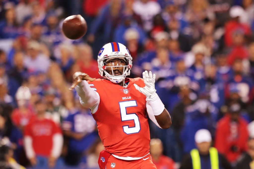 Tyrod Taylor throws the ball against the New York Jets