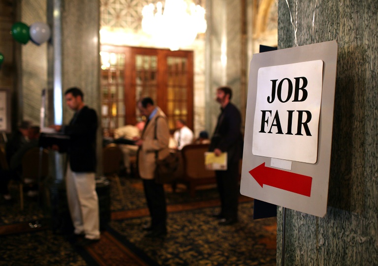 US jobless claims fall as labor market remains strong