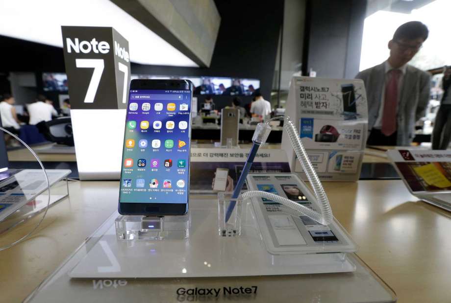 Samsung Electronics Galaxy Note 7 smartphone is displayed at the headquarters of South Korean mobile carrier KT in Seoul South Korea. Samsung Electronics recommended South Korean customers to stop using the new Galaxy Note