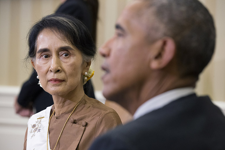 Obama announces that the US will lift sanctions against Myanmar