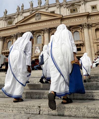 Luncheon at the Vatican! Pope Francis invites 1,500 homeless people for pizza after Mother Teresa's canonisation