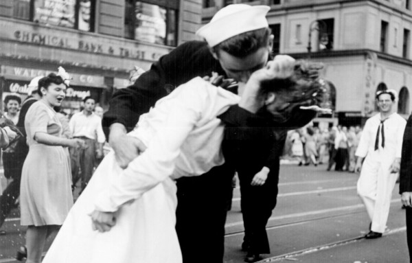 Greta Friedman kissed by sailor in famed photo at World War Two's end dies