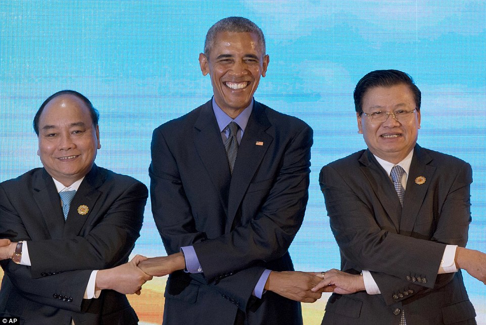 Vietnam Prime Minister Nguyen Xuan Phuc President Obama and Laos Prime Minister Thongloun Sisoulith link hands