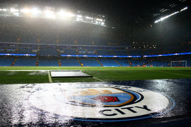 The rain gathers on the Etihad pitch