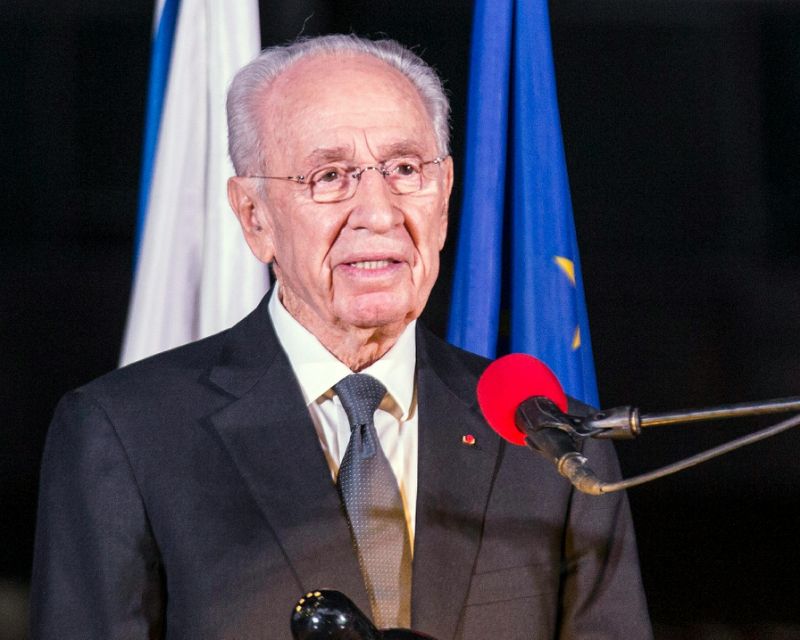 Former Israeli president Shimon Peres remains in intensive care and breathing with the help of a respirator