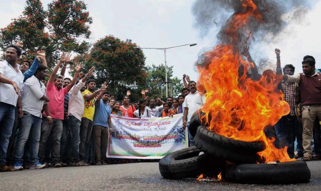 EMOTIVE ISSUE People block a road in Mysuru on Thursday to protest against the Supreme Court’s Cauvery order