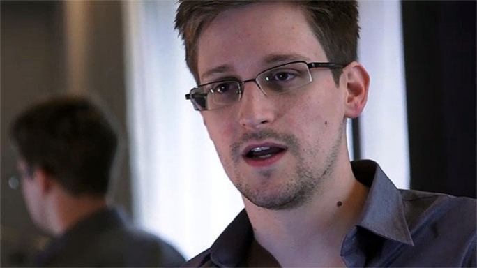 Whistleblower Edward Snowden has urged Barack Obama to grant him a presidential pardon