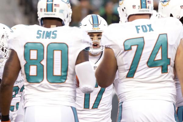 Miami Dolphins C Mike Pouncey has small fracture in hip