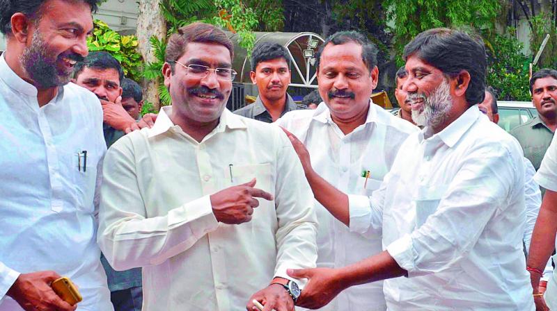 TPCC working president Mallu Bhatti Vikramarka shares a joke with party MLAs Sampath Kumar and T. Ram Mohan Reddy at the media point in the Assembly in Hyderabad on Monday a day ahead of the special session