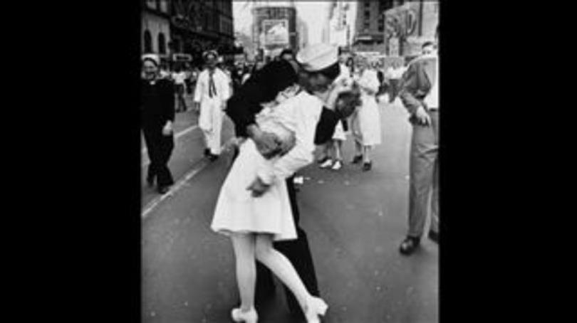 Woman in iconic kiss photo from V-J Day dead at 92