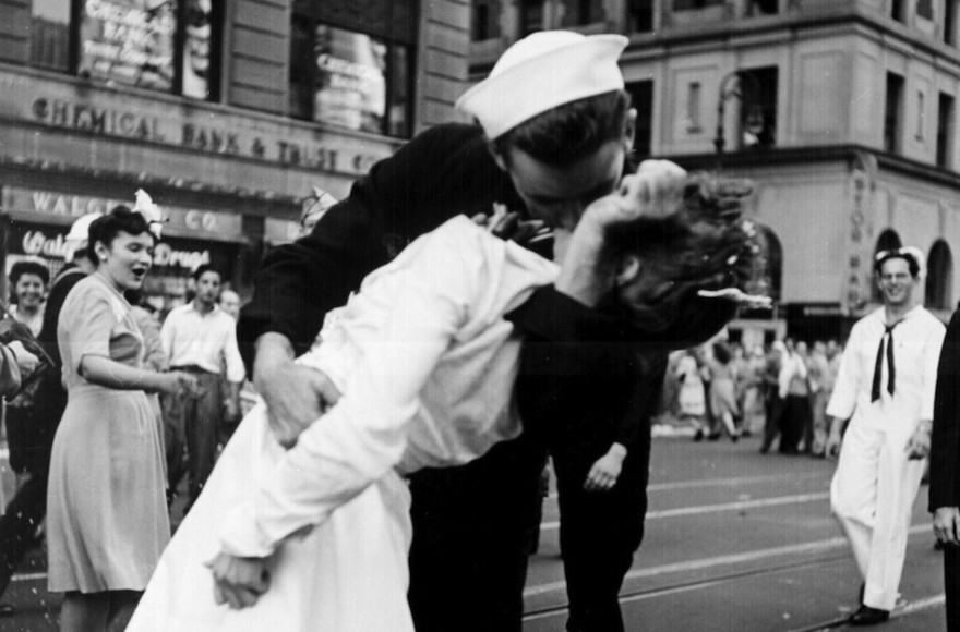 Nurse kissed in iconic VJ Day photo dead at 92