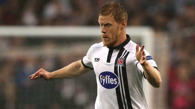 Dundalk's Daryl Horgan in action against AZ Alkmaar