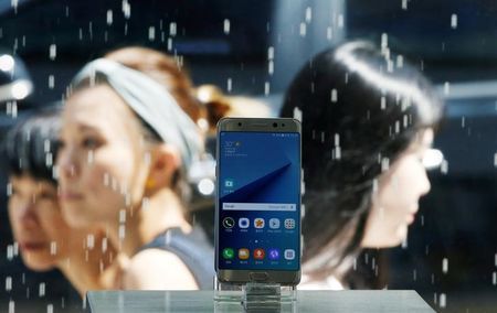 A Samsung Electronics&#39 Galaxy Note 7 new smartphone is displayed at its store in Seoul