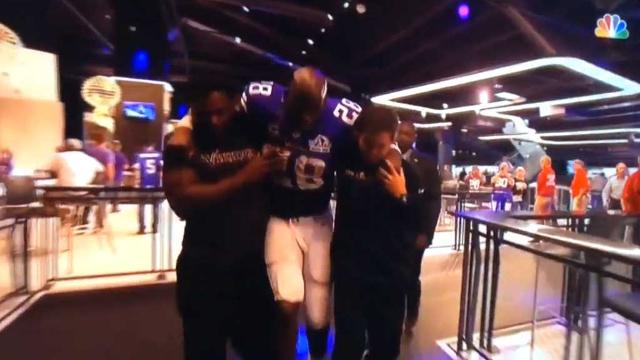 Injured NFL star forced to hobble through restaurant