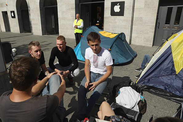 iLost them already: iPhone7 fans queue in the rain for cordless kit