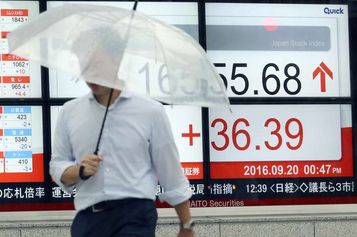 Asian stocks mostly lower amid US, Japan central banks wait