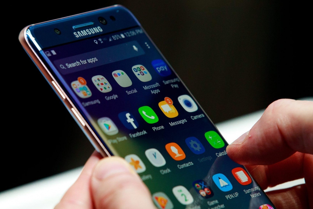 A man holds a Samsung Galaxy Note 7 during a launch event on Aug. 2 2016 in New York