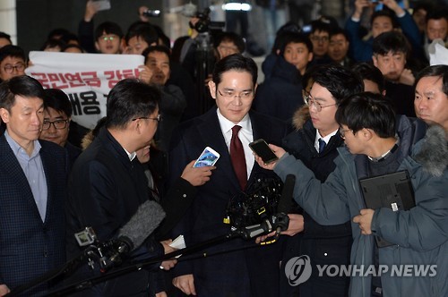 Lee Jae-yong vice chairman of Samsung Electronics Co. responds to reporters&apos questions as he arrives at the office of special prosecutors in Seoul on Jan. 12 2017