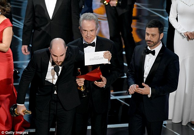 Uh oh La La Land producer Jordan Horwitz held up the correct envelope with Moonlight written on it before he graciously passed his statue to the Moonlight producers