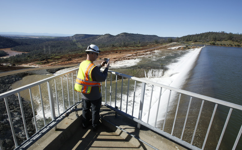 Oroville Dam Spillway Trouble and Evacuation