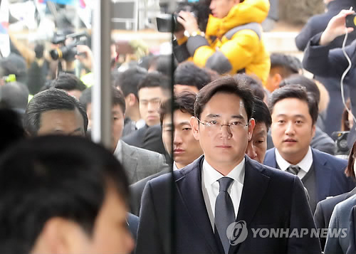 Lee Jae-yong vice chairman of Samsung Electronics Co. enters the Seoul Central District Court in southern Seoul on Feb. 16 2017 to attend a hearing on the legitimacy of his arrest sought for the second time by special prosecutors for alleged bribery