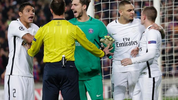 A week to forget PSG players argue with the referee on Thursday morning