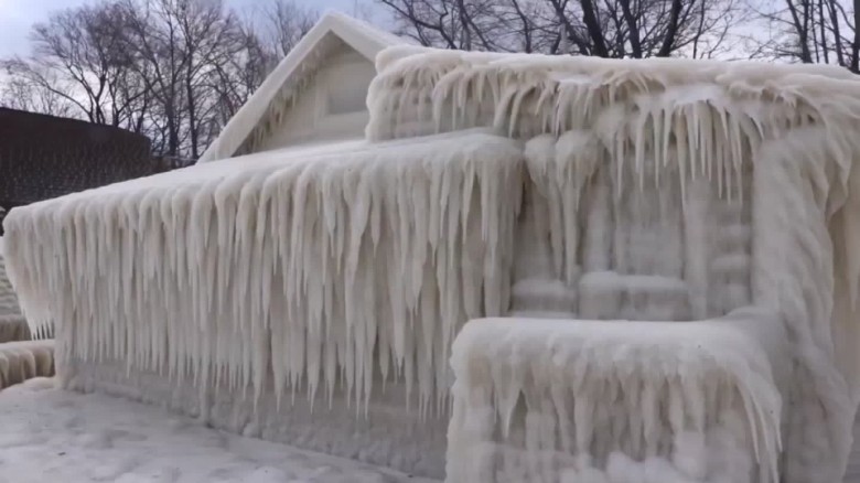 Freezing weather covers house in snow_00000000