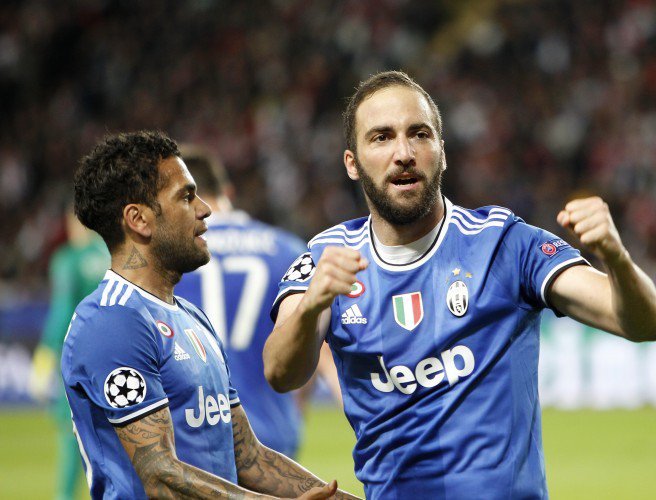 Juventus Gonzalo Higuain Dani Alves Champions League